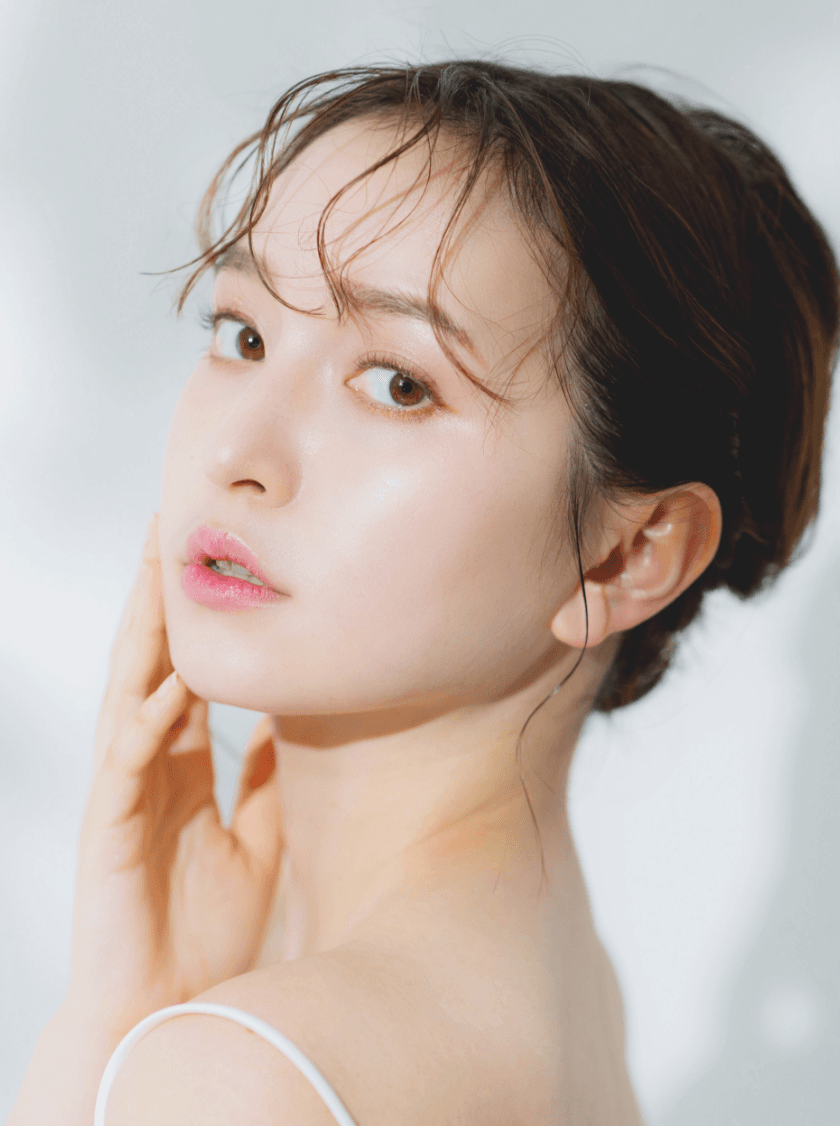 ネイルにフォーカスした女性の写真
