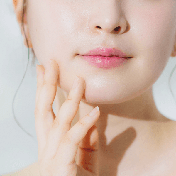 ネイルにフォーカスした女性の写真